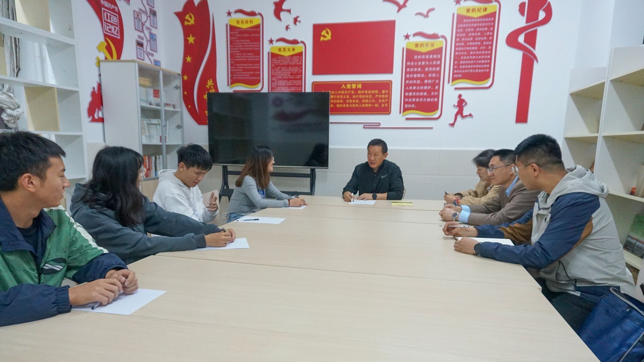校党委书记姜家雄走访调研“一站式”学生社区及民族团结进步示范宿舍